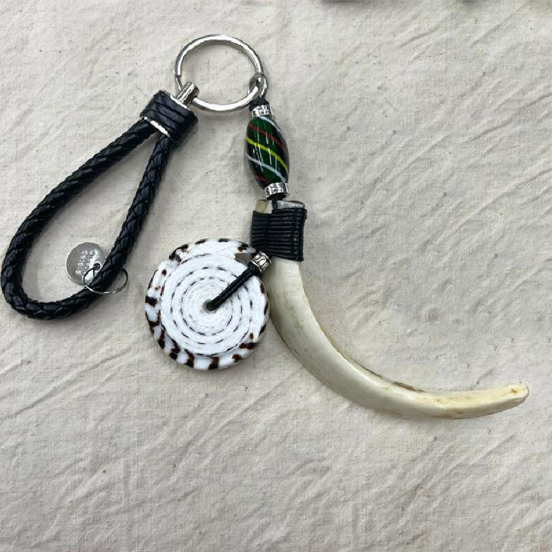 【南島】 原住民飾品鑰匙圈 / 大型山豬牙鑰匙圈-貝殼織工商品圖