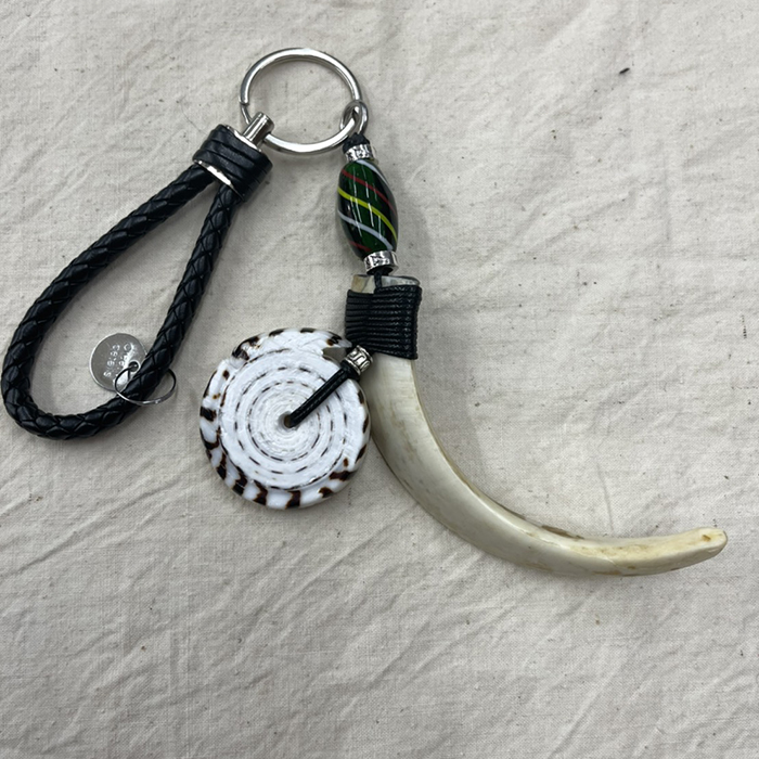 【南島】 原住民飾品鑰匙圈 / 大型山豬牙鑰匙圈-貝殼織工
