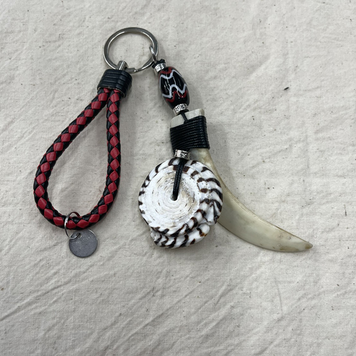 【南島】 原住民飾品鑰匙圈 / 大型山豬牙鑰匙圈-貝殼勇士