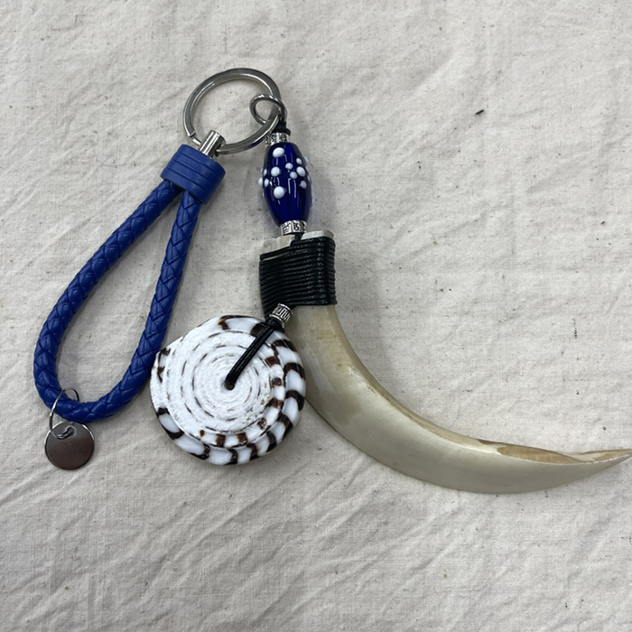 【南島】 原住民飾品鑰匙圈 / 大型山豬牙鑰匙圈-貝殼天牛