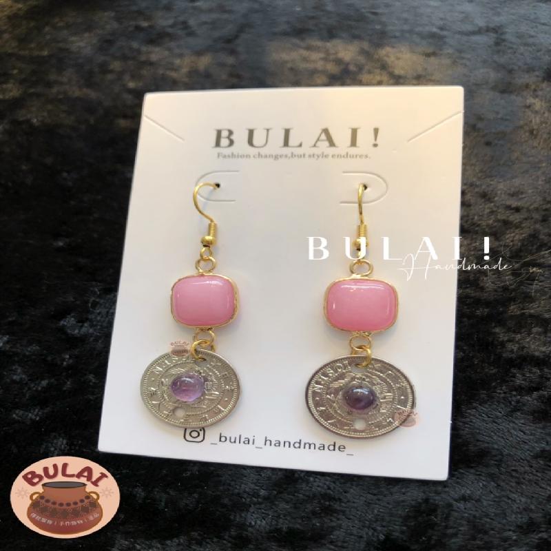【BULAI！手作】方塊錢幣耳環 粉紫色款商品圖