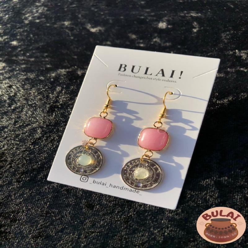 【BULAI！手作】方塊錢幣耳環 粉白色款商品圖