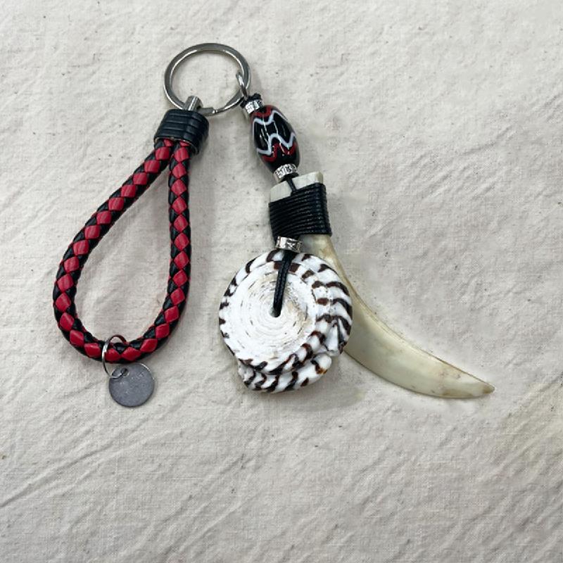 【南島】 原住民飾品鑰匙圈 / 大型山豬牙鑰匙圈-貝殼勇士商品圖