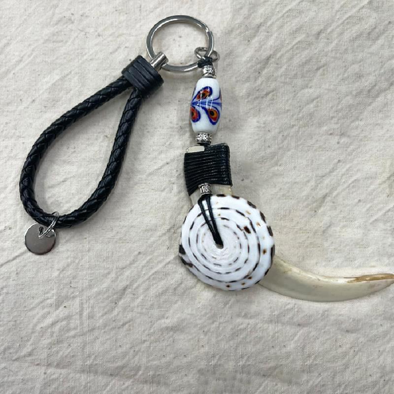 【南島】 原住民飾品鑰匙圈 / 大型山豬牙鑰匙圈-貝殼孔雀商品圖