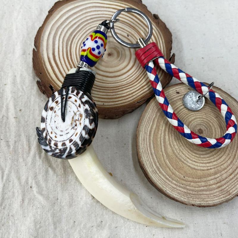 【南島】 原住民飾品鑰匙圈 / 大型山豬牙鑰匙圈 -貝殼累痕商品圖