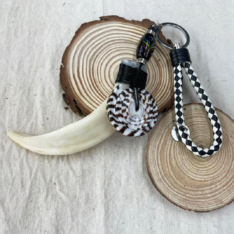 【南島】 原住民飾品鑰匙圈 / 大型山豬牙鑰匙圈-貝殼黑圖騰商品圖
