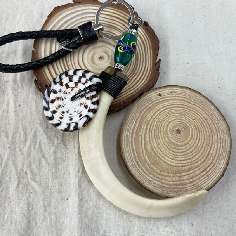 【南島】 原住民飾品鑰匙圈 / 大型山豬牙鑰匙圈-貝殼綠孔雀商品圖